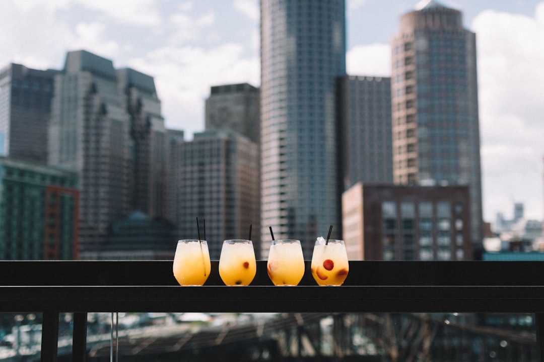 Hoog boven de stad: alles over drinken op een dakterras